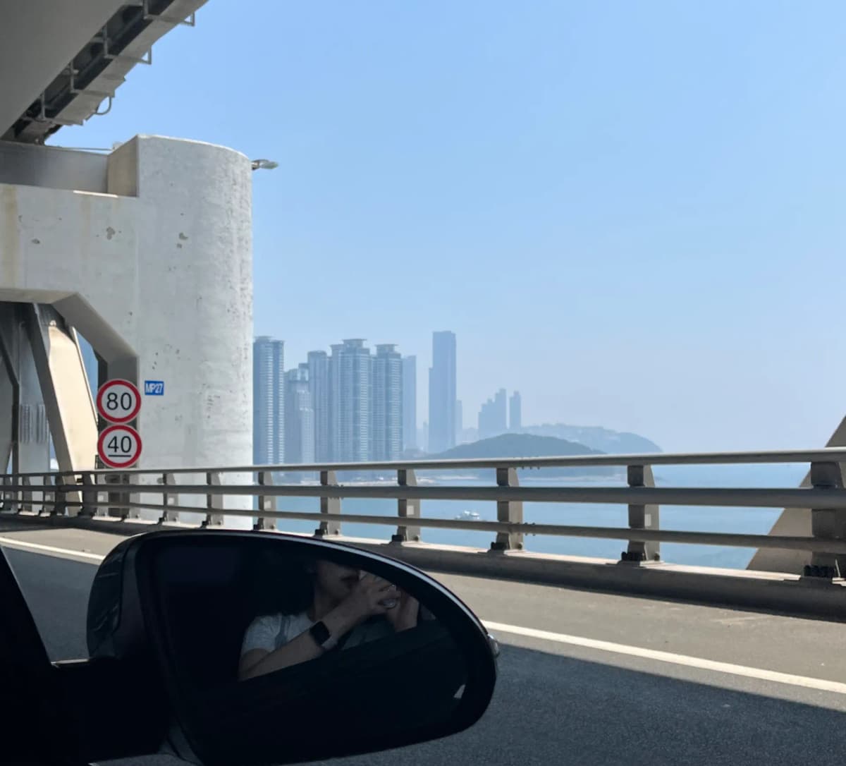 橋の上から見る景色は一味も二味も違う !