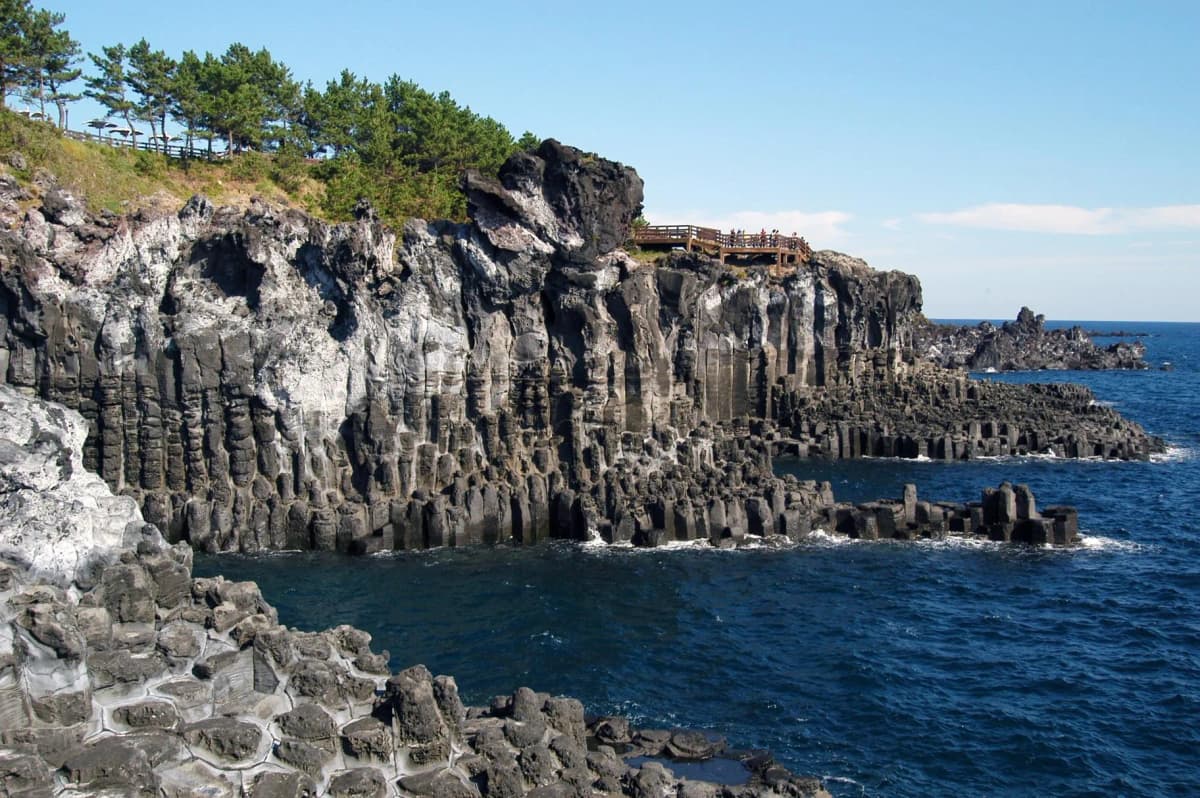 天然記念物にも指定された済州の絶景