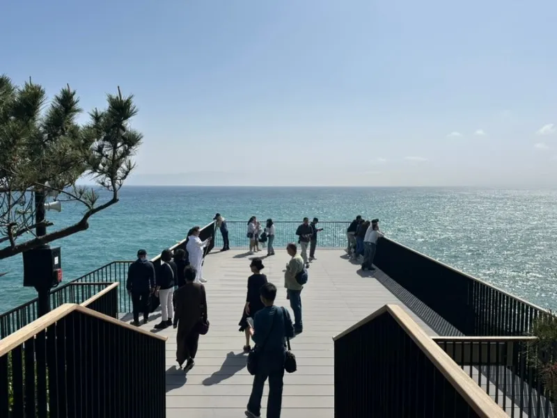 足がすくむほどの絶壁上からの眺め