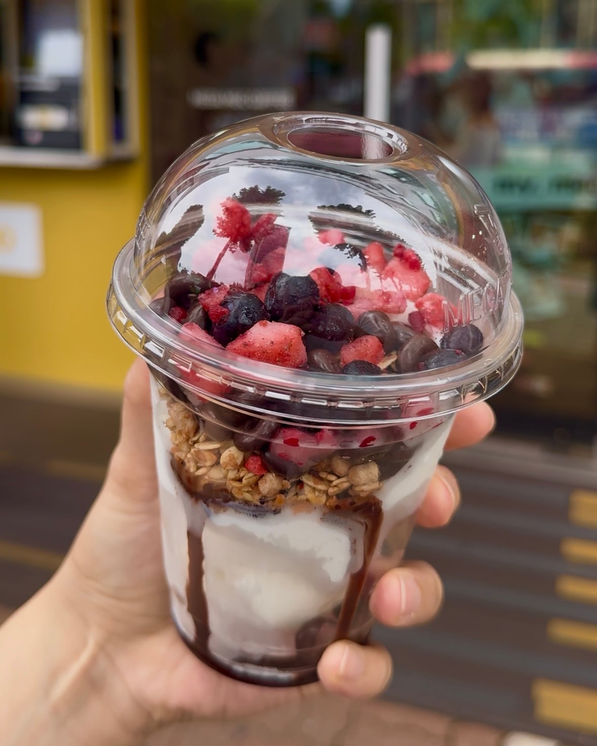 【11日で60万個販売】メガコーヒー新作「ヨーグルトジェラート チョコベリーミックス」