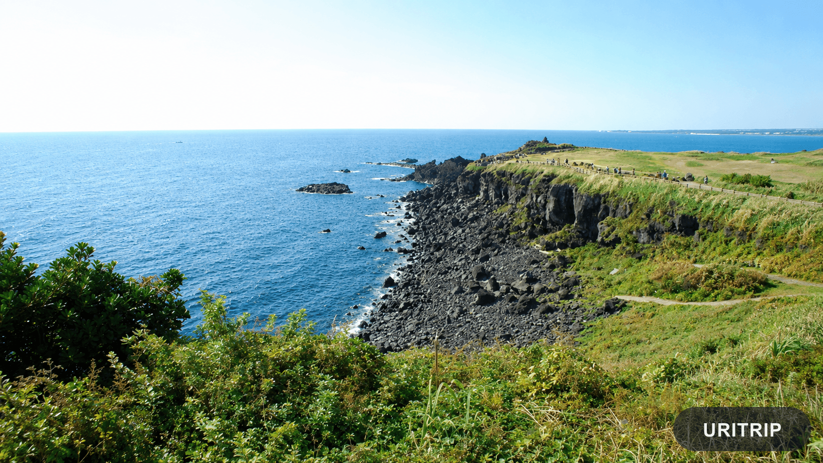 海と城山日出峰を一緒に望む絶景